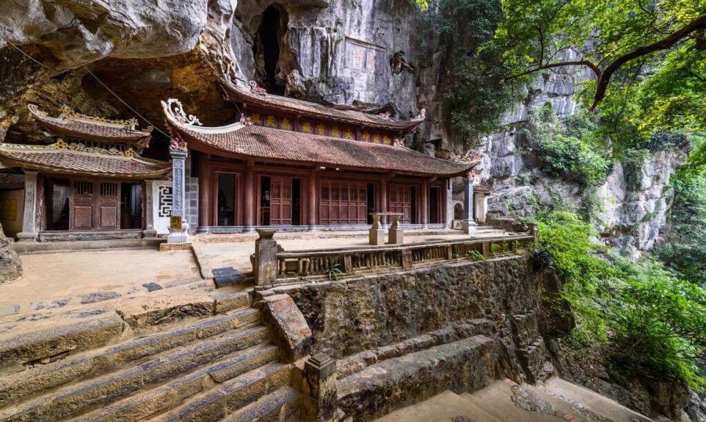 Capture the spiritual beauty of Tam Coc’s cultural landmarks